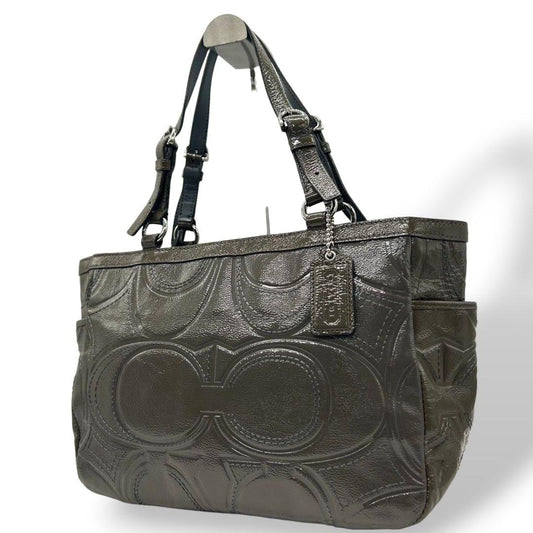 美品　コーチ　トートバッグ　緑　シグネチャー　エンボス　ワンショルダー　U12　ハンドバッグ　肩掛け可　肩かけ可　自立可　グリーン　カーキ　エナメル　レザー　本革　シルバー金具　ロゴタグ　F18826　COACH