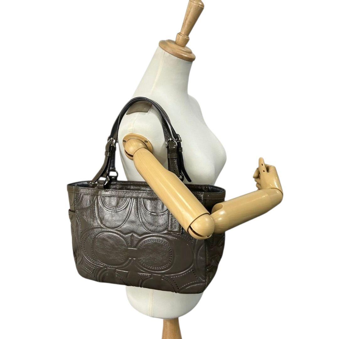 美品　コーチ　トートバッグ　緑　シグネチャー　エンボス　ワンショルダー　U12　ハンドバッグ　肩掛け可　肩かけ可　自立可　グリーン　カーキ　エナメル　レザー　本革　シルバー金具　ロゴタグ　F18826　COACH