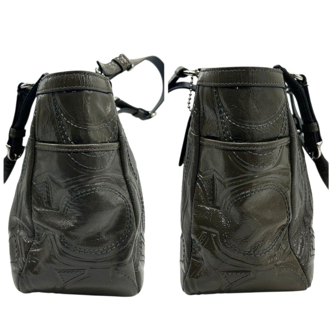 美品　コーチ　トートバッグ　緑　シグネチャー　エンボス　ワンショルダー　U12　ハンドバッグ　肩掛け可　肩かけ可　自立可　グリーン　カーキ　エナメル　レザー　本革　シルバー金具　ロゴタグ　F18826　COACH