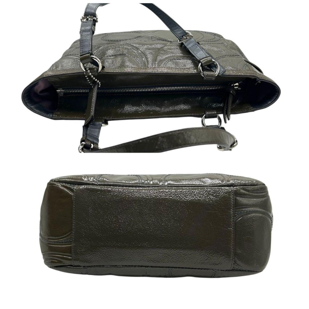 美品　コーチ　トートバッグ　緑　シグネチャー　エンボス　ワンショルダー　U12　ハンドバッグ　肩掛け可　肩かけ可　自立可　グリーン　カーキ　エナメル　レザー　本革　シルバー金具　ロゴタグ　F18826　COACH