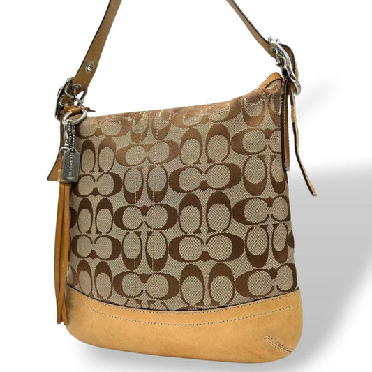 コーチ COACH ショルダーバッグ ブラウン 茶 シグネチャー ホーボー ソフトスリムダッフル 斜め掛け可 ワンショルダー キャンバス レザー 本革 タッセル シルバー金具 ロゴタグ 9362 U9