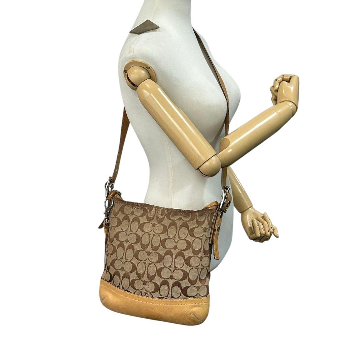 コーチ COACH ショルダーバッグ ブラウン 茶 シグネチャー ホーボー ソフトスリムダッフル 斜め掛け可 ワンショルダー キャンバス レザー 本革 タッセル シルバー金具 ロゴタグ 9362 U9