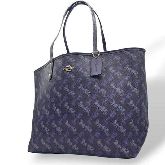 美品 コーチ トートバッグ パープル ホースアンドキャリッジ PVC ロゴチャーム F82134 u13 紫 A4収納 肩掛け可 肩かけ可 自立可 ゴールド金具 リバーシブル ハンドバッグ COACH オシャレ 本物保証 鑑定済 スピード発送