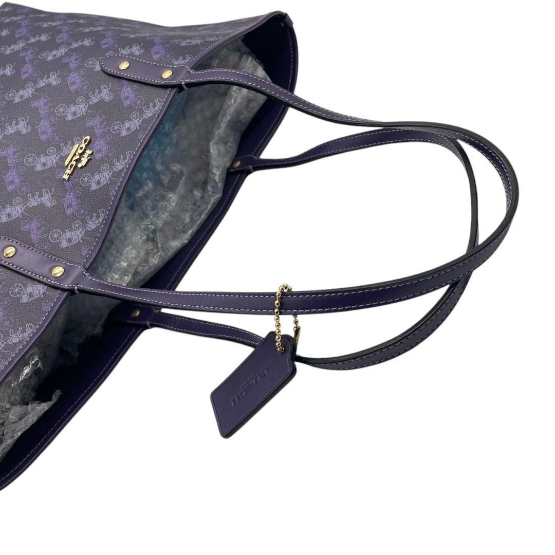 美品 コーチ トートバッグ パープル ホースアンドキャリッジ PVC ロゴチャーム F82134 u13 紫 A4収納 肩掛け可 肩かけ可 自立可 ゴールド金具 リバーシブル ハンドバッグ COACH オシャレ 本物保証 鑑定済 スピード発送