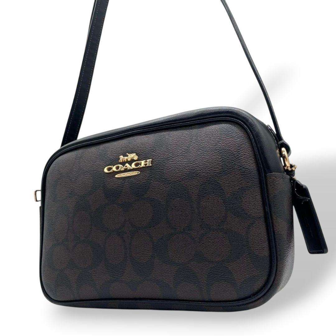 コーチ ショルダーバッグ シグネチャー 茶 レザー 斜め掛け可 カメラバッグ ロゴタグ ゴールド金具 ブラウン ロゴ 本革 COACH CR135 オシャレ