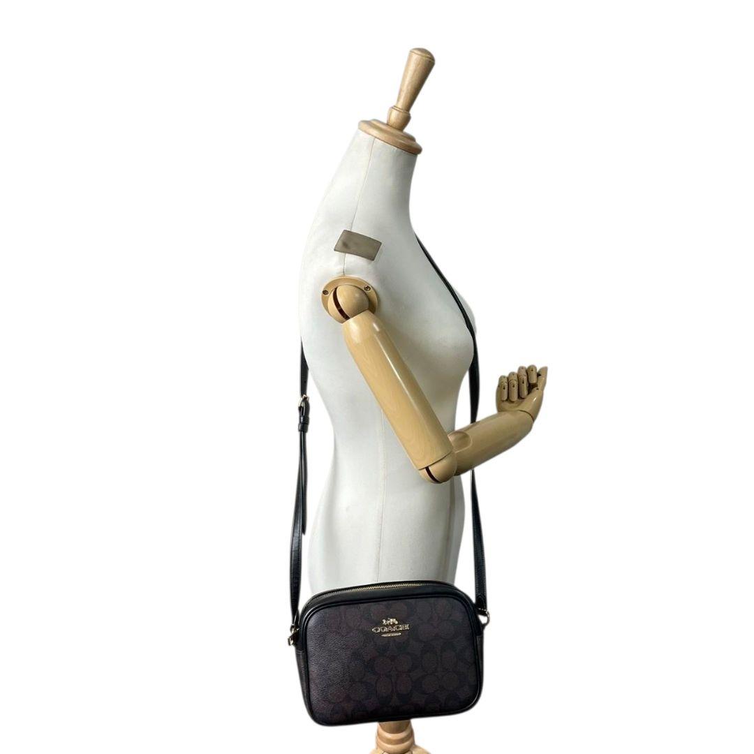 コーチ ショルダーバッグ シグネチャー 茶 レザー 斜め掛け可 カメラバッグ ロゴタグ ゴールド金具 ブラウン ロゴ 本革 COACH CR135 オシャレ