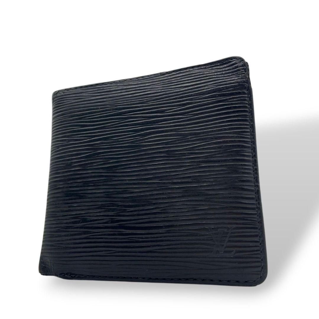 ルイヴィトン 二つ折り財布 黒 ブラック エピ ロゴ レザー 本革 コンパクトウォレット 高級感 シンプル LOUIS VUITTON W1