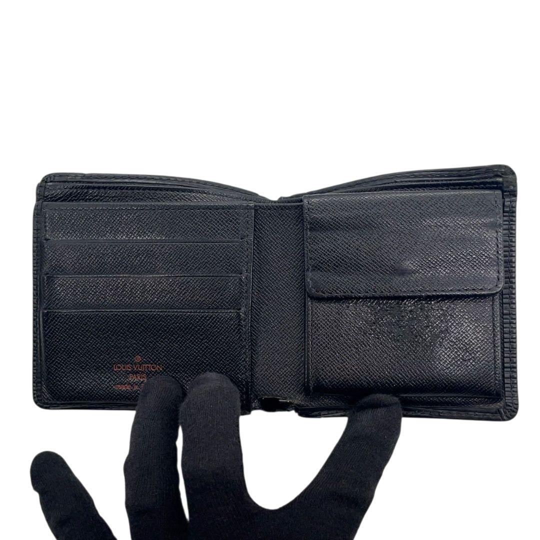 ルイヴィトン 二つ折り財布 黒 ブラック エピ ロゴ レザー 本革 コンパクトウォレット 高級感 シンプル LOUIS VUITTON W1