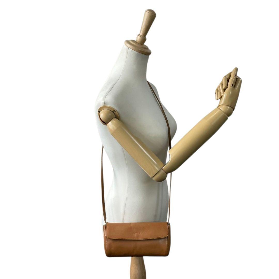 フルラ FURLA ショルダーバッグ 斜め掛け可 茶 ブラウン フラップ レザー 本革 ロゴプレート シルバー金具 T1 レディース