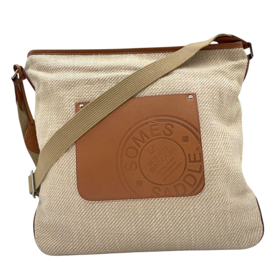 美品 ソメスサドル SOMES ショルダーバッグ 斜め掛け可 ベージュ ブラウン デカロゴ A4収納 キャンバス レザー 本革 チャーム付き s55 レディース