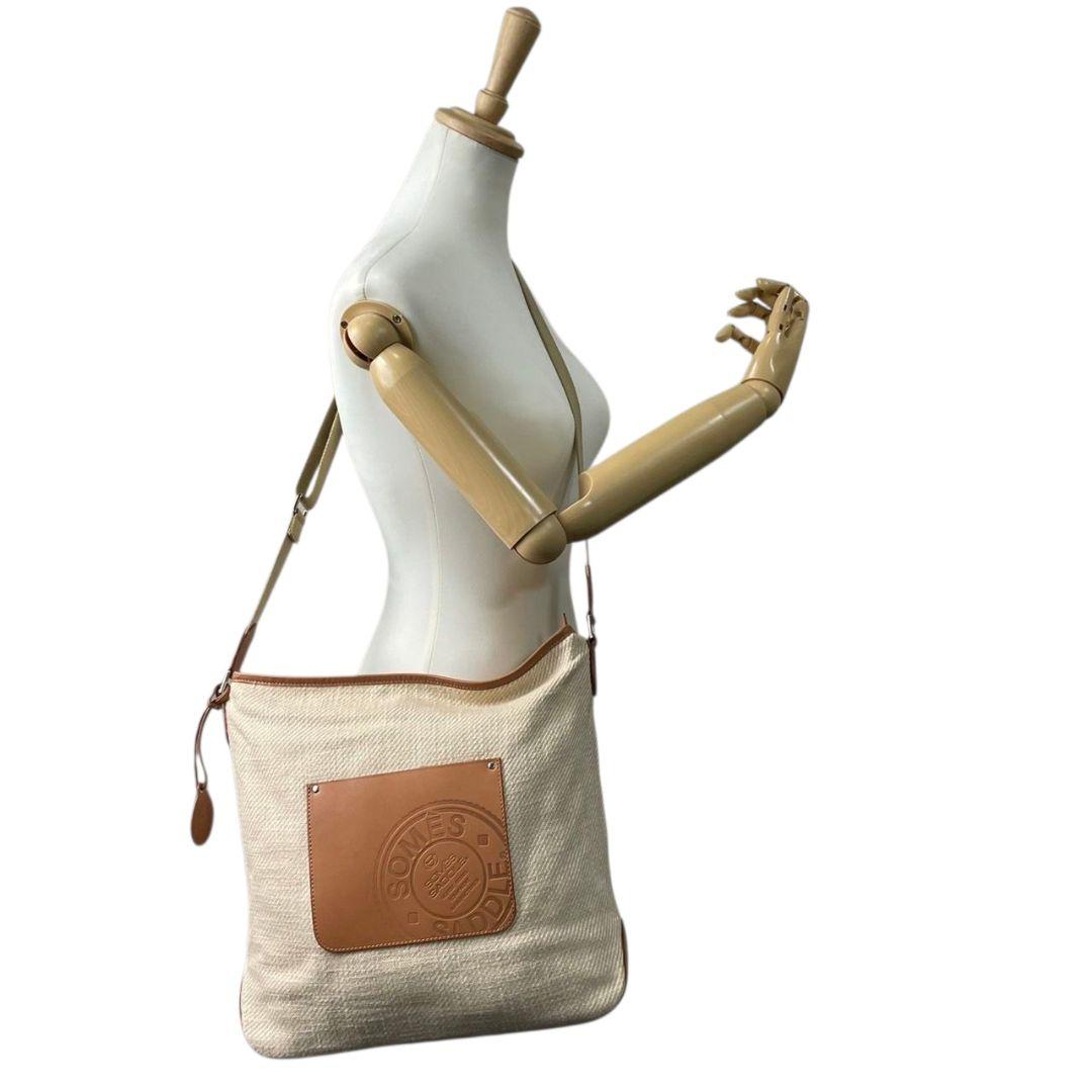 美品 ソメスサドル SOMES ショルダーバッグ 斜め掛け可 ベージュ ブラウン デカロゴ A4収納 キャンバス レザー 本革 チャーム付き s55 レディース