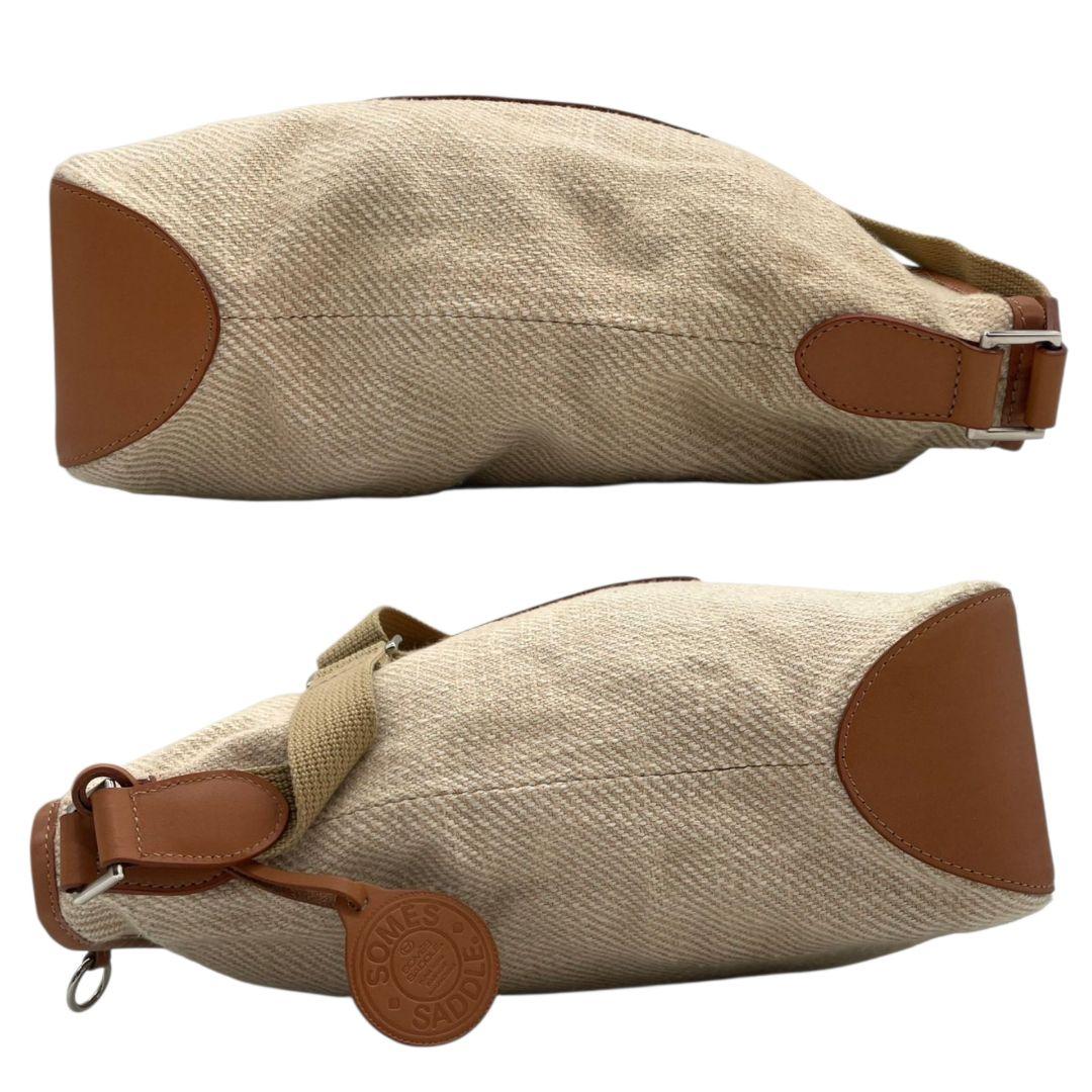 美品 ソメスサドル SOMES ショルダーバッグ 斜め掛け可 ベージュ ブラウン デカロゴ A4収納 キャンバス レザー 本革 チャーム付き s55 レディース