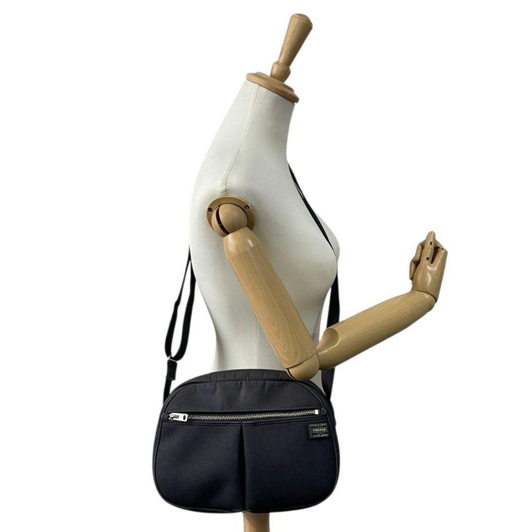 ポーター ショルダーバッグ 黒 ブラック ナイロン 斜め掛け可 ロゴパッチ シルバー金具 軽量 シンプル カジュアル PORTER s22