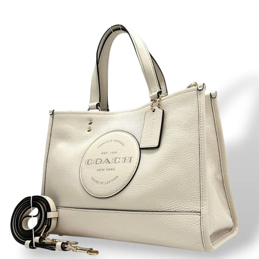 美品　コーチ　ハンドバッグ　白　ロゴ　2way　レザー　本革　斜め掛け可　s45　トートバッグ　ショルダーバッグ　自立可　ゴールド金具　ロゴタグ　チャーム付き　C2004　ホワイト　COACH