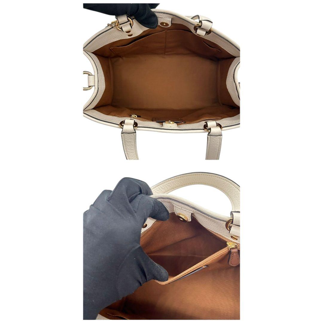 美品　コーチ　ハンドバッグ　白　ロゴ　2way　レザー　本革　斜め掛け可　s45　トートバッグ　ショルダーバッグ　自立可　ゴールド金具　ロゴタグ　チャーム付き　C2004　ホワイト　COACH