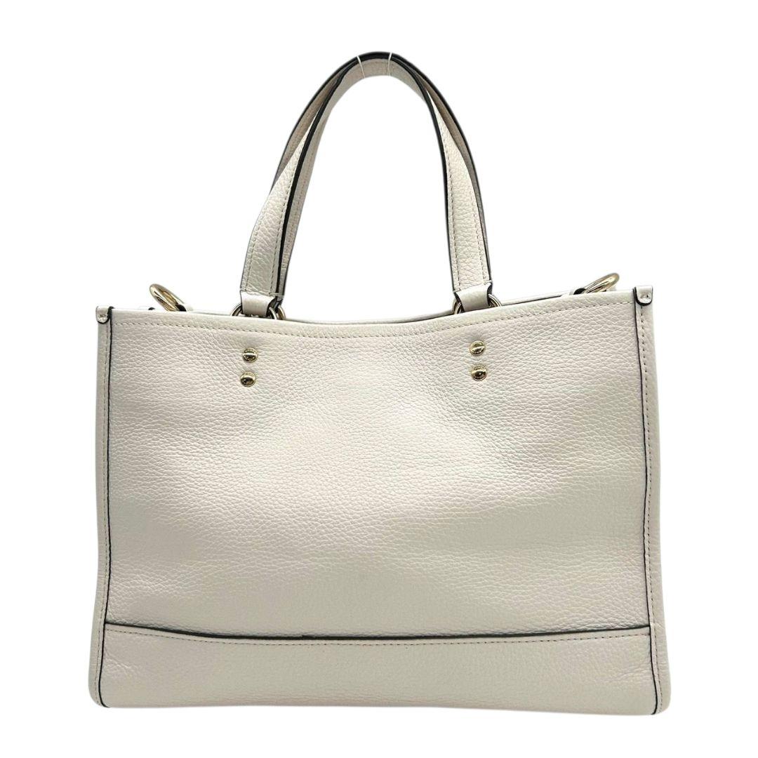 美品　コーチ　ハンドバッグ　白　ロゴ　2way　レザー　本革　斜め掛け可　s45　トートバッグ　ショルダーバッグ　自立可　ゴールド金具　ロゴタグ　チャーム付き　C2004　ホワイト　COACH