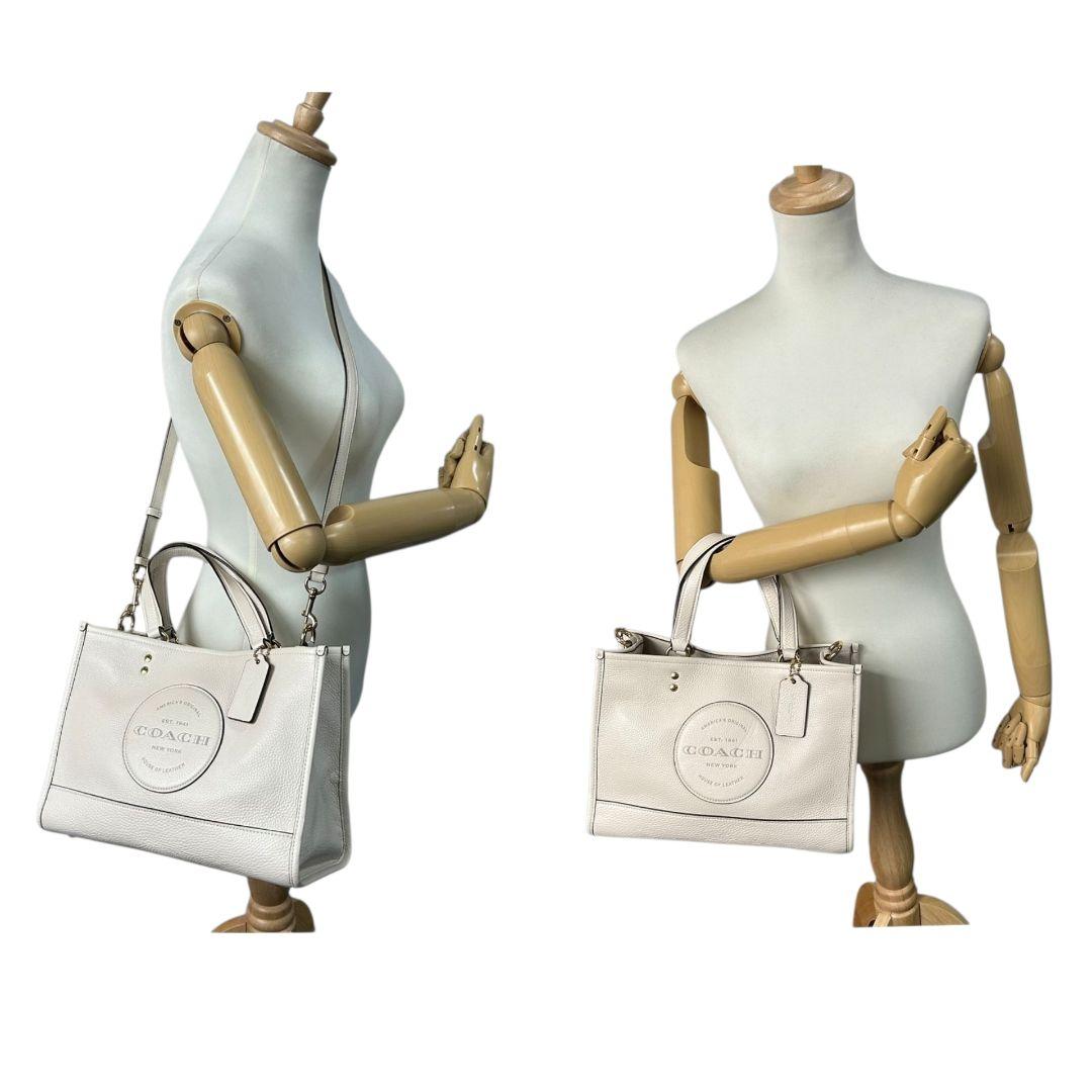美品　コーチ　ハンドバッグ　白　ロゴ　2way　レザー　本革　斜め掛け可　s45　トートバッグ　ショルダーバッグ　自立可　ゴールド金具　ロゴタグ　チャーム付き　C2004　ホワイト　COACH