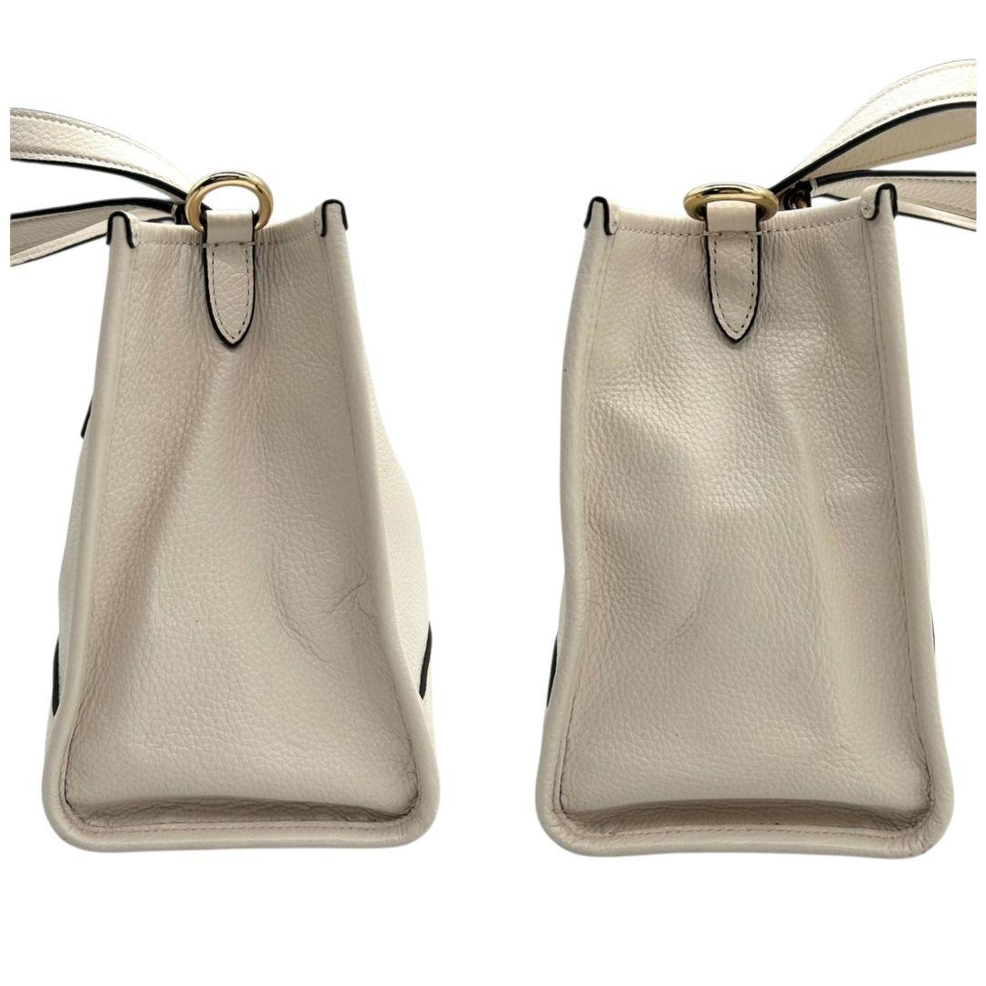 美品　コーチ　ハンドバッグ　白　ロゴ　2way　レザー　本革　斜め掛け可　s45　トートバッグ　ショルダーバッグ　自立可　ゴールド金具　ロゴタグ　チャーム付き　C2004　ホワイト　COACH