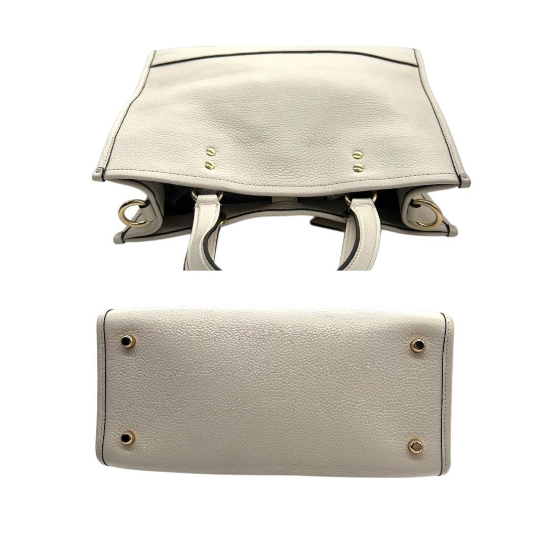 美品　コーチ　ハンドバッグ　白　ロゴ　2way　レザー　本革　斜め掛け可　s45　トートバッグ　ショルダーバッグ　自立可　ゴールド金具　ロゴタグ　チャーム付き　C2004　ホワイト　COACH