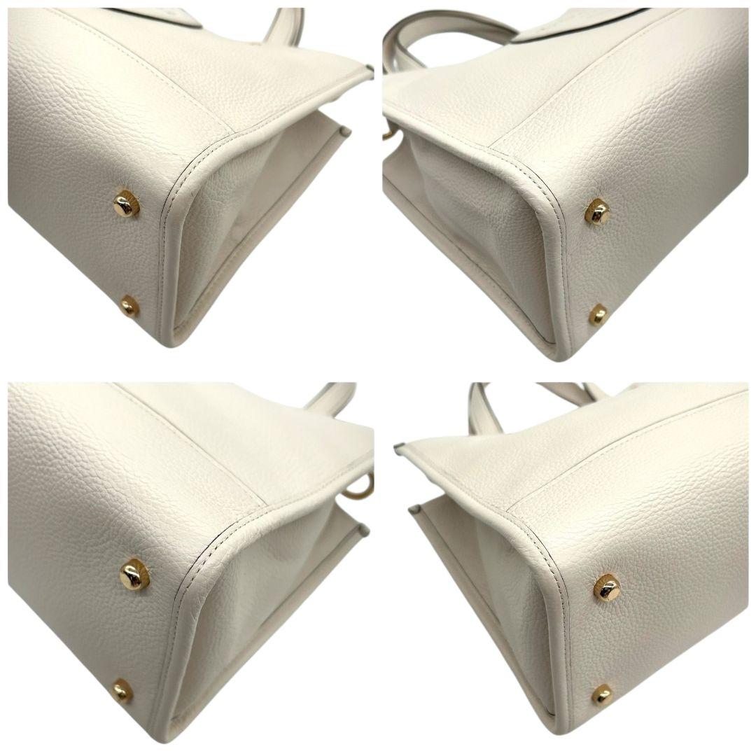 美品　コーチ　ハンドバッグ　白　ロゴ　2way　レザー　本革　斜め掛け可　s45　トートバッグ　ショルダーバッグ　自立可　ゴールド金具　ロゴタグ　チャーム付き　C2004　ホワイト　COACH