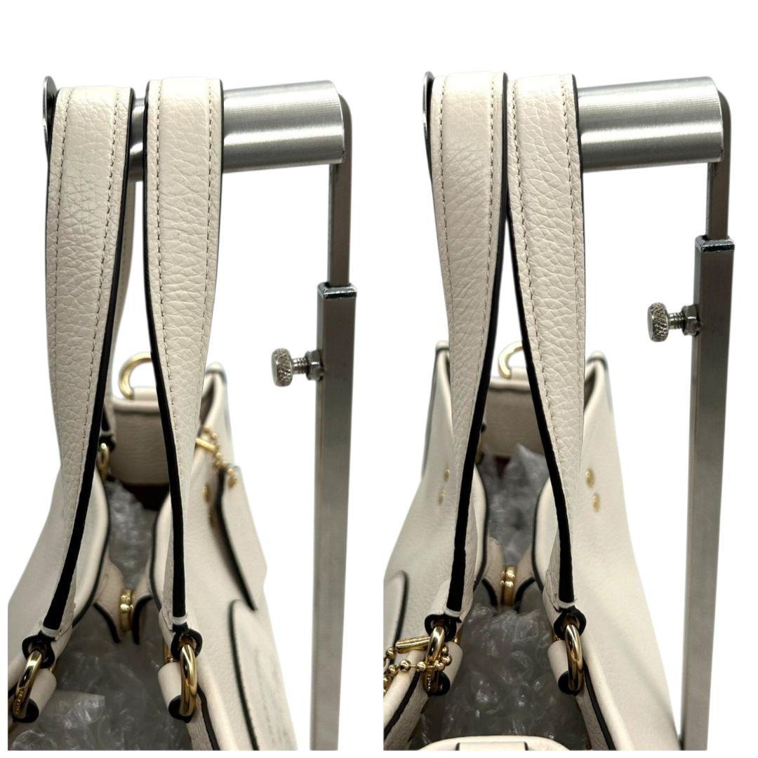 美品　コーチ　ハンドバッグ　白　ロゴ　2way　レザー　本革　斜め掛け可　s45　トートバッグ　ショルダーバッグ　自立可　ゴールド金具　ロゴタグ　チャーム付き　C2004　ホワイト　COACH