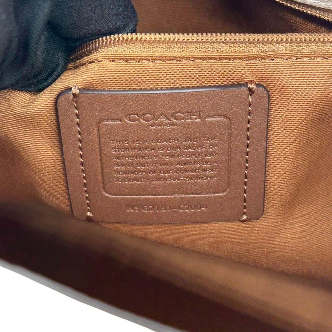 美品　コーチ　ハンドバッグ　白　ロゴ　2way　レザー　本革　斜め掛け可　s45　トートバッグ　ショルダーバッグ　自立可　ゴールド金具　ロゴタグ　チャーム付き　C2004　ホワイト　COACH