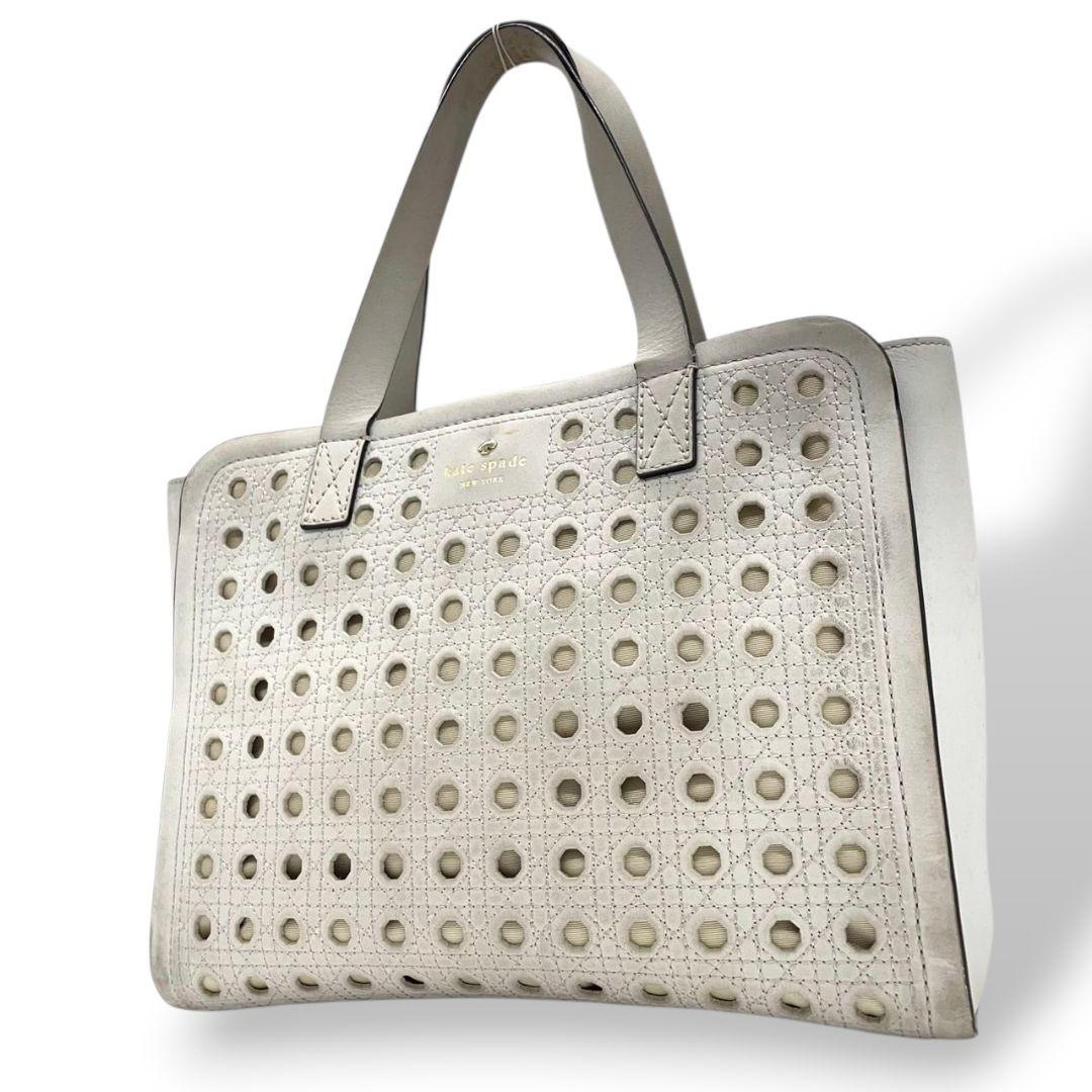 ケイトスペード　トートバッグ　白　ロゴ　パンチング　ワンショルダー　A4収納　T4　ハンドバッグ　kate spade　レザー　本革　肩掛け可　肩かけ可　ゴールド金具　ホワイト