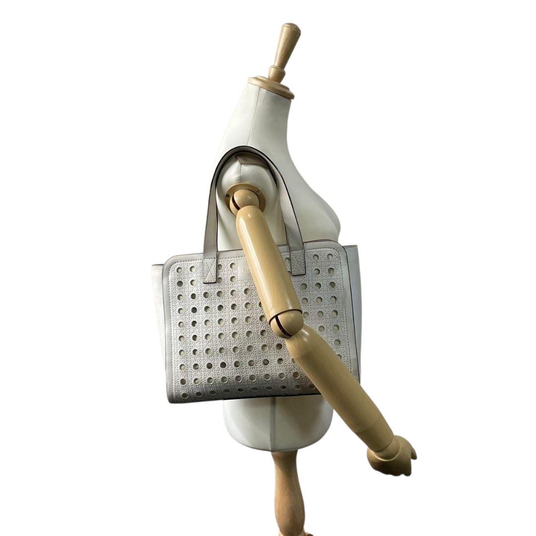 ケイトスペード　トートバッグ　白　ロゴ　パンチング　ワンショルダー　A4収納　T4　ハンドバッグ　kate spade　レザー　本革　肩掛け可　肩かけ可　ゴールド金具　ホワイト