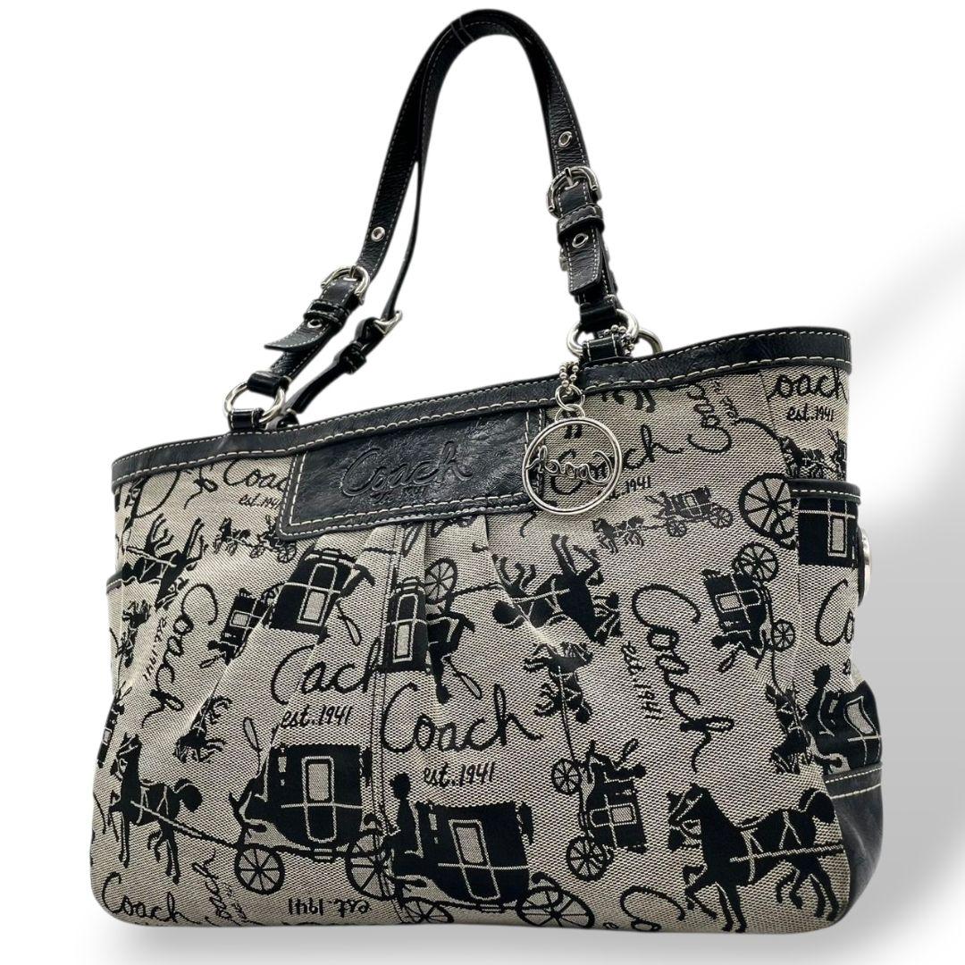 美品　コーチ　トートバッグ　グレー　馬車柄　総柄　ワンショル　キャンバス　T2　ハンドバッグ　COACH　レザー　本革　肩掛け可　肩かけ可　シルバー金具　チャーム付き　F14443