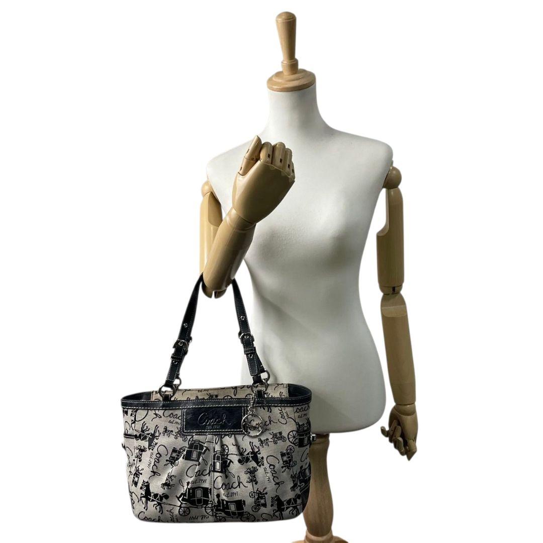 美品　コーチ　トートバッグ　グレー　馬車柄　総柄　ワンショル　キャンバス　T2　ハンドバッグ　COACH　レザー　本革　肩掛け可　肩かけ可　シルバー金具　チャーム付き　F14443