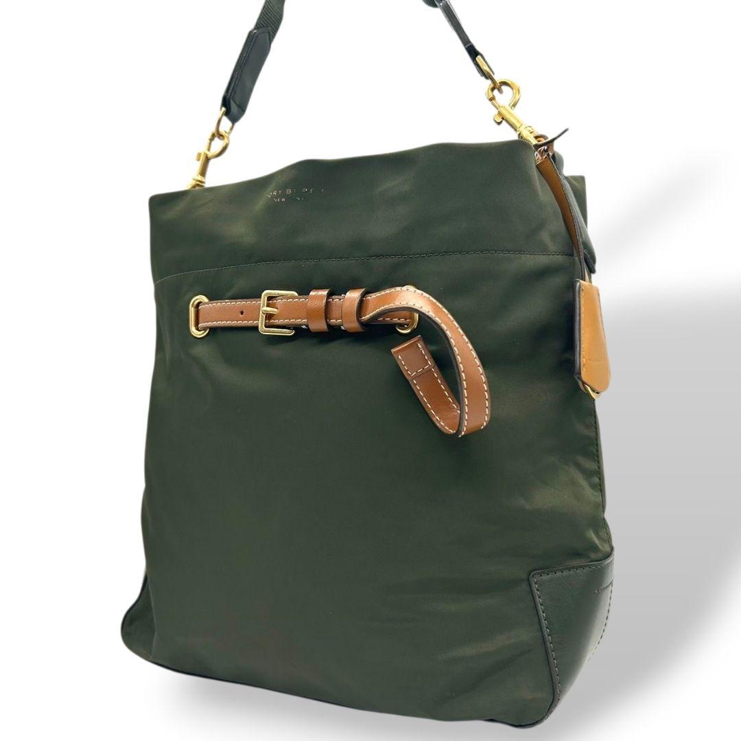 美品 トリーバーチ ショルダーバッグ 緑 ナイロン 2way A4収納可 トートバッグ ハンドバッグ 自立可 斜め掛け可 ゴールド金具 チャーム付き カーキ ブラウン レザー 本革 TORY BURCH
