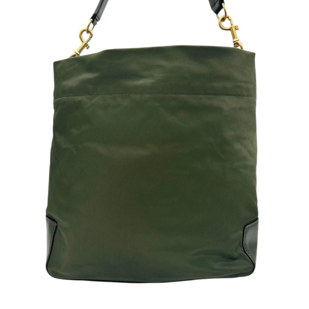 美品 トリーバーチ ショルダーバッグ 緑 ナイロン 2way A4収納可 トートバッグ ハンドバッグ 自立可 斜め掛け可 ゴールド金具 チャーム付き カーキ ブラウン レザー 本革 TORY BURCH