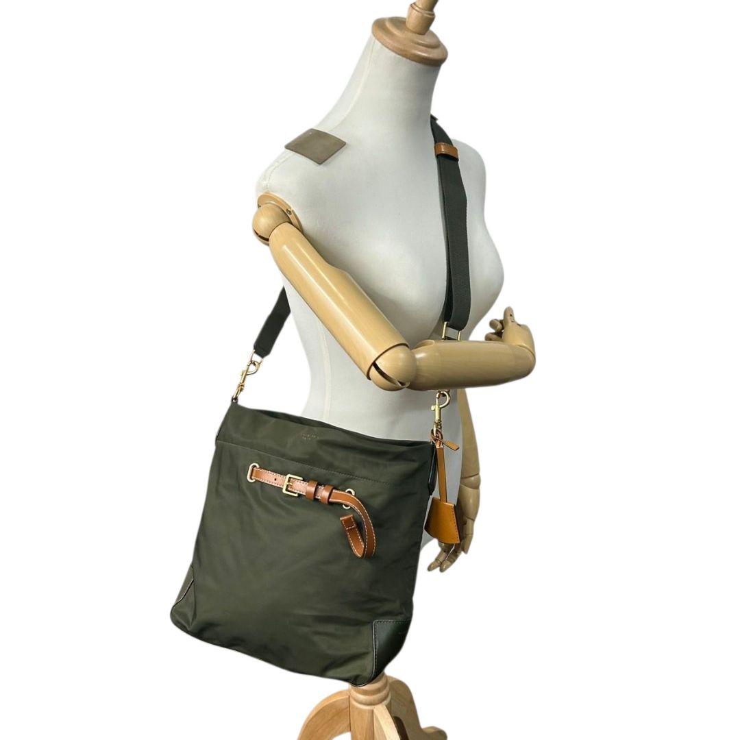 美品 トリーバーチ ショルダーバッグ 緑 ナイロン 2way A4収納可 トートバッグ ハンドバッグ 自立可 斜め掛け可 ゴールド金具 チャーム付き カーキ ブラウン レザー 本革 TORY BURCH