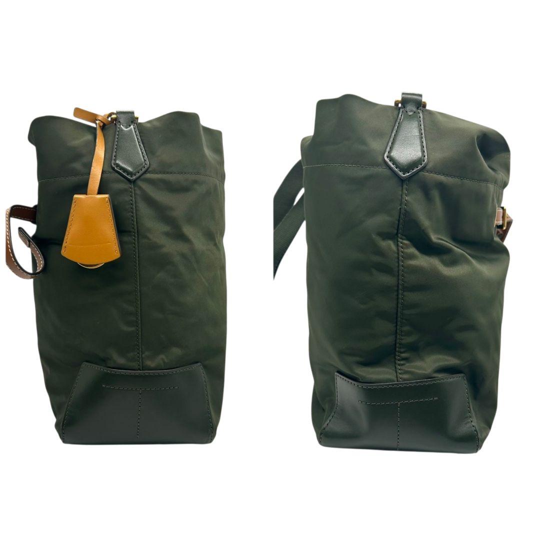 美品 トリーバーチ ショルダーバッグ 緑 ナイロン 2way A4収納可 トートバッグ ハンドバッグ 自立可 斜め掛け可 ゴールド金具 チャーム付き カーキ ブラウン レザー 本革 TORY BURCH