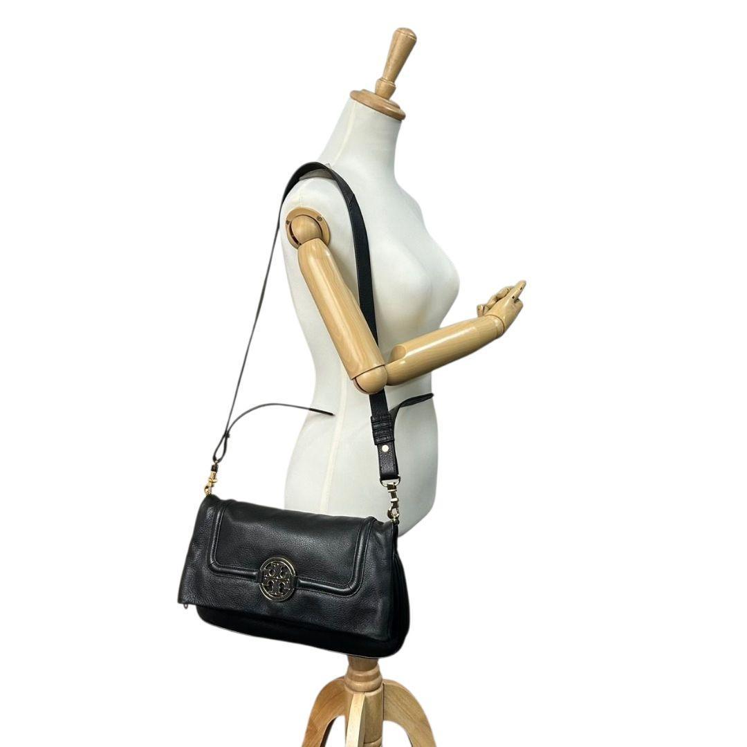 美品 トリーバーチ ショルダーバッグ 黒 デカロゴ フラップ s10 本革 A4収納 斜め掛け可 ブラック ゴールド金具 Tory Burch 上品 高級感