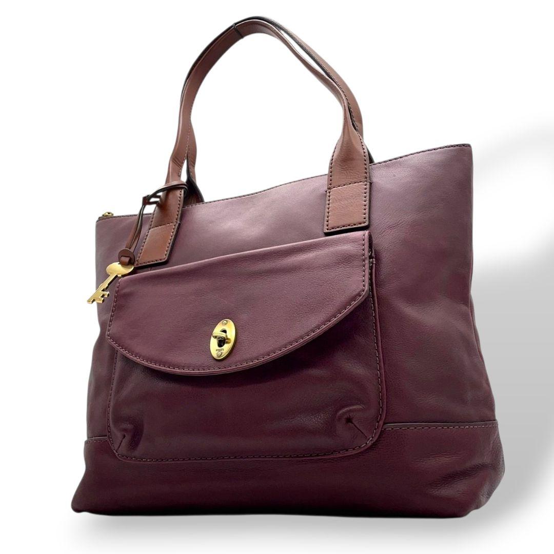 フォッシル FOSSIL トートバッグ 紫 パープル A4収納 ワンショルダー レザー 本革 フラップ 肩掛け可 ハンドバッグ ゴールド金具 ターンロック チャーム付き T1 レディース