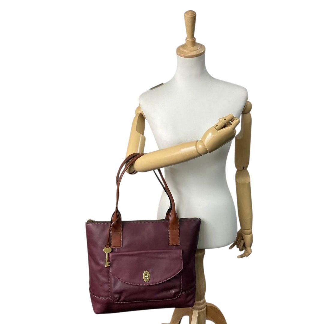 フォッシル FOSSIL トートバッグ 紫 パープル A4収納 ワンショルダー レザー 本革 フラップ 肩掛け可 ハンドバッグ ゴールド金具 ターンロック チャーム付き T1 レディース