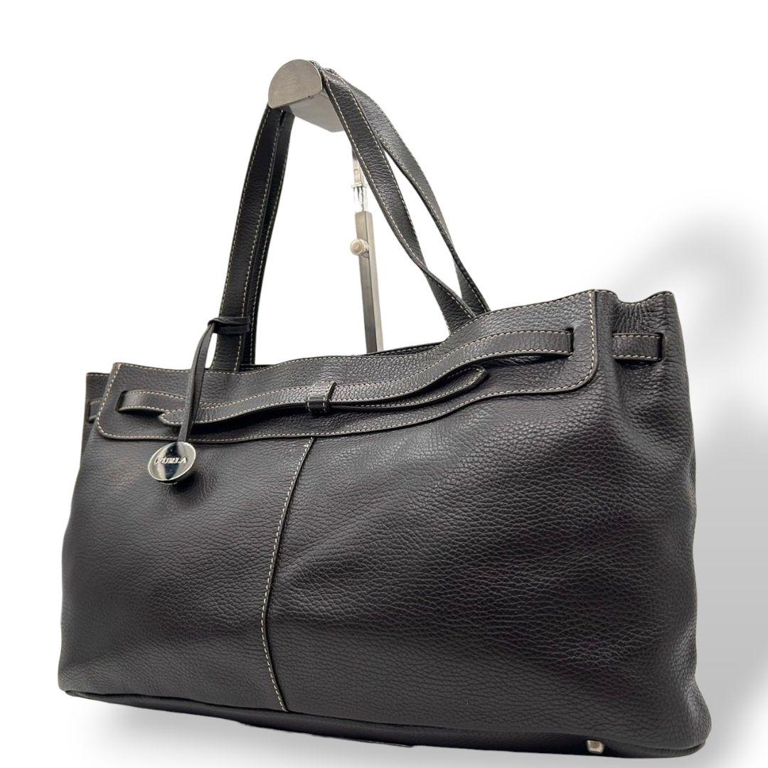 フルラ FURLA トートバッグ 茶 ロゴチャーム ワンショルダー A4収納 ハンドバッグ 本革 肩掛け可 肩かけ可 ブラウン シルバー金具 s95