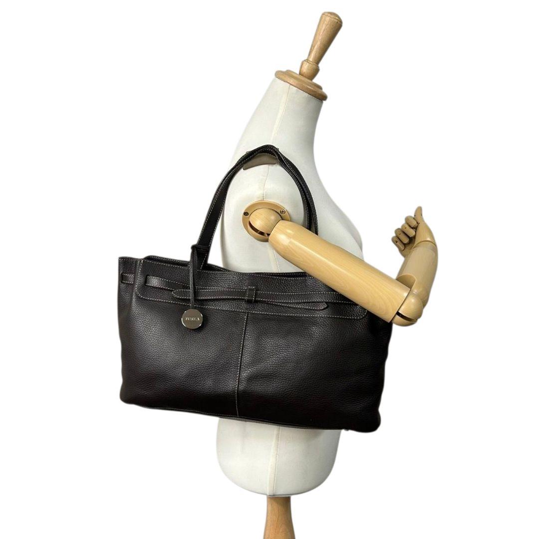 フルラ FURLA トートバッグ 茶 ロゴチャーム ワンショルダー A4収納 ハンドバッグ 本革 肩掛け可 肩かけ可 ブラウン シルバー金具 s95