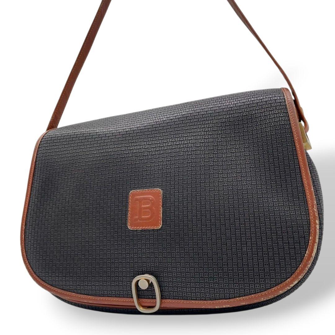 バリー ショルダーバッグ 黒 ブラック ブラウン 茶色 総柄 フラップ 斜め掛け可 PVC レザー 本革 シルバー金具 ゴールド金具 ロゴ BALLY おしゃれ 高級感 通勤 通学