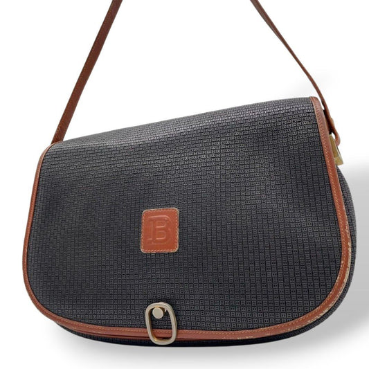 バリー ショルダーバッグ 黒 ブラック ブラウン 茶色 総柄 フラップ 斜め掛け可 PVC レザー 本革 シルバー金具 ゴールド金具 ロゴ BALLY おしゃれ 高級感 通勤 通学