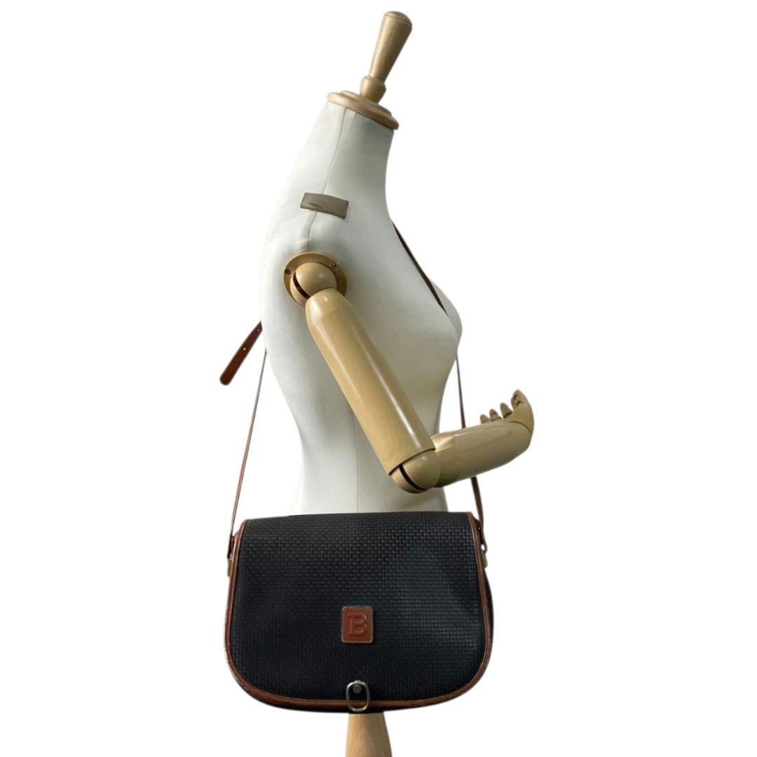 バリー ショルダーバッグ 黒 ブラック ブラウン 茶色 総柄 フラップ 斜め掛け可 PVC レザー 本革 シルバー金具 ゴールド金具 ロゴ BALLY おしゃれ 高級感 通勤 通学