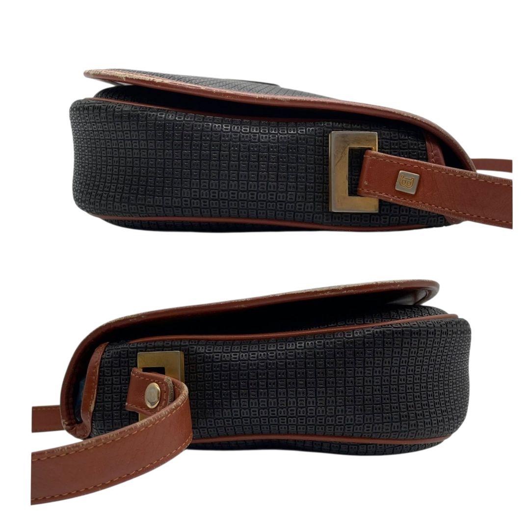 バリー ショルダーバッグ 黒 ブラック ブラウン 茶色 総柄 フラップ 斜め掛け可 PVC レザー 本革 シルバー金具 ゴールド金具 ロゴ BALLY おしゃれ 高級感 通勤 通学