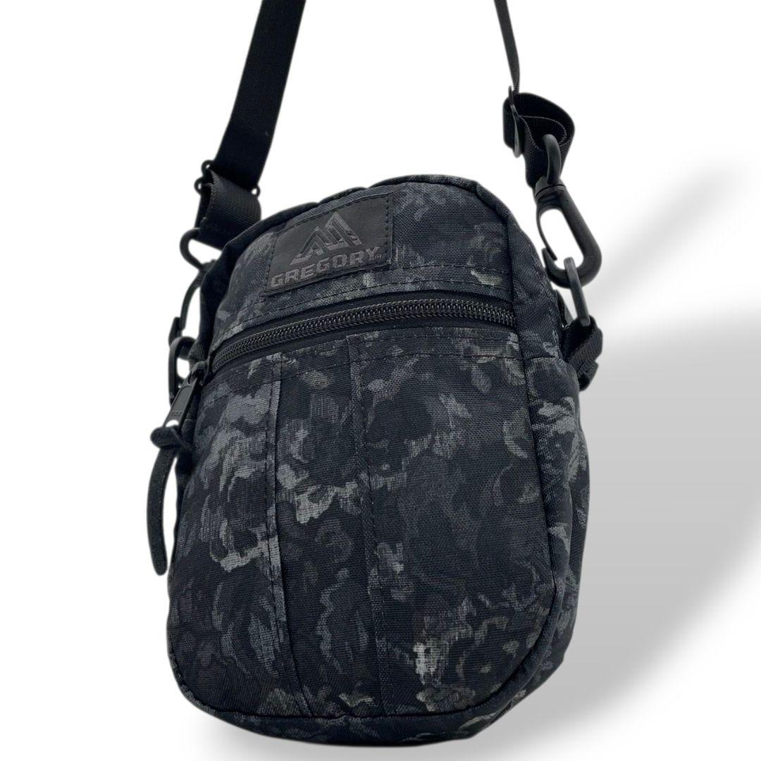 グレゴリー GREGORY ショルダーバッグ ポーチ ブラック 黒 総柄 ロゴタグ キャンバス 斜め掛け可 クロスボディ コンパクト 軽量 u5