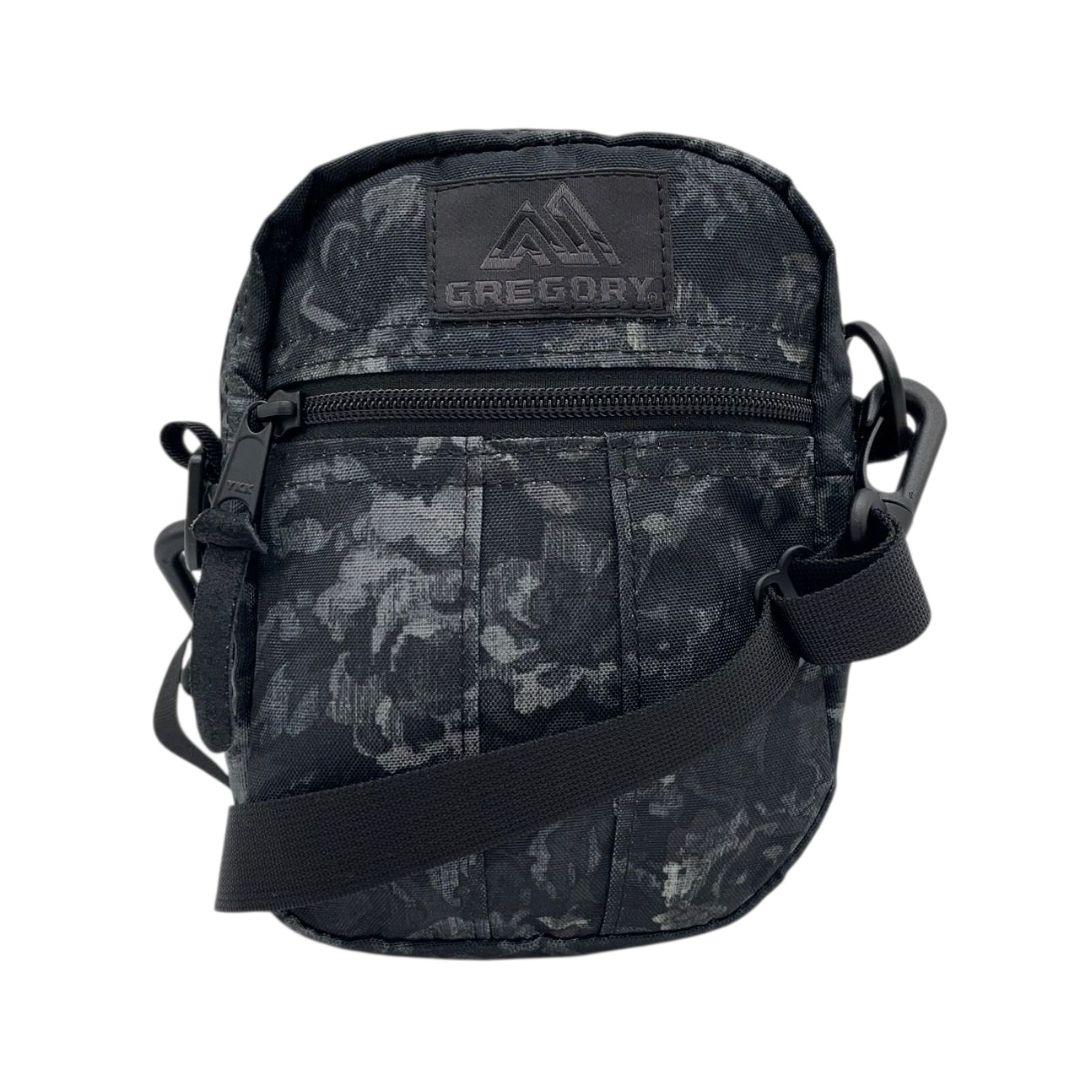 グレゴリー GREGORY ショルダーバッグ ポーチ ブラック 黒 総柄 ロゴタグ キャンバス 斜め掛け可 クロスボディ コンパクト 軽量 u5