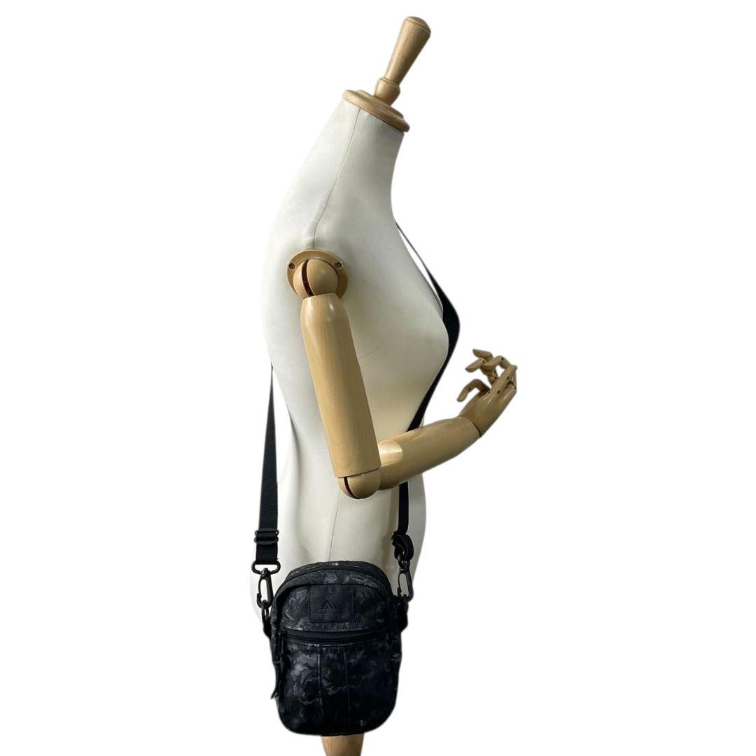 グレゴリー GREGORY ショルダーバッグ ポーチ ブラック 黒 総柄 ロゴタグ キャンバス 斜め掛け可 クロスボディ コンパクト 軽量 u5