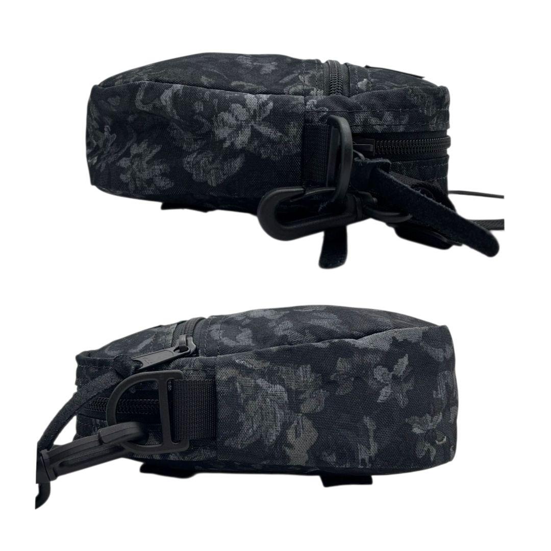 グレゴリー GREGORY ショルダーバッグ ポーチ ブラック 黒 総柄 ロゴタグ キャンバス 斜め掛け可 クロスボディ コンパクト 軽量 u5