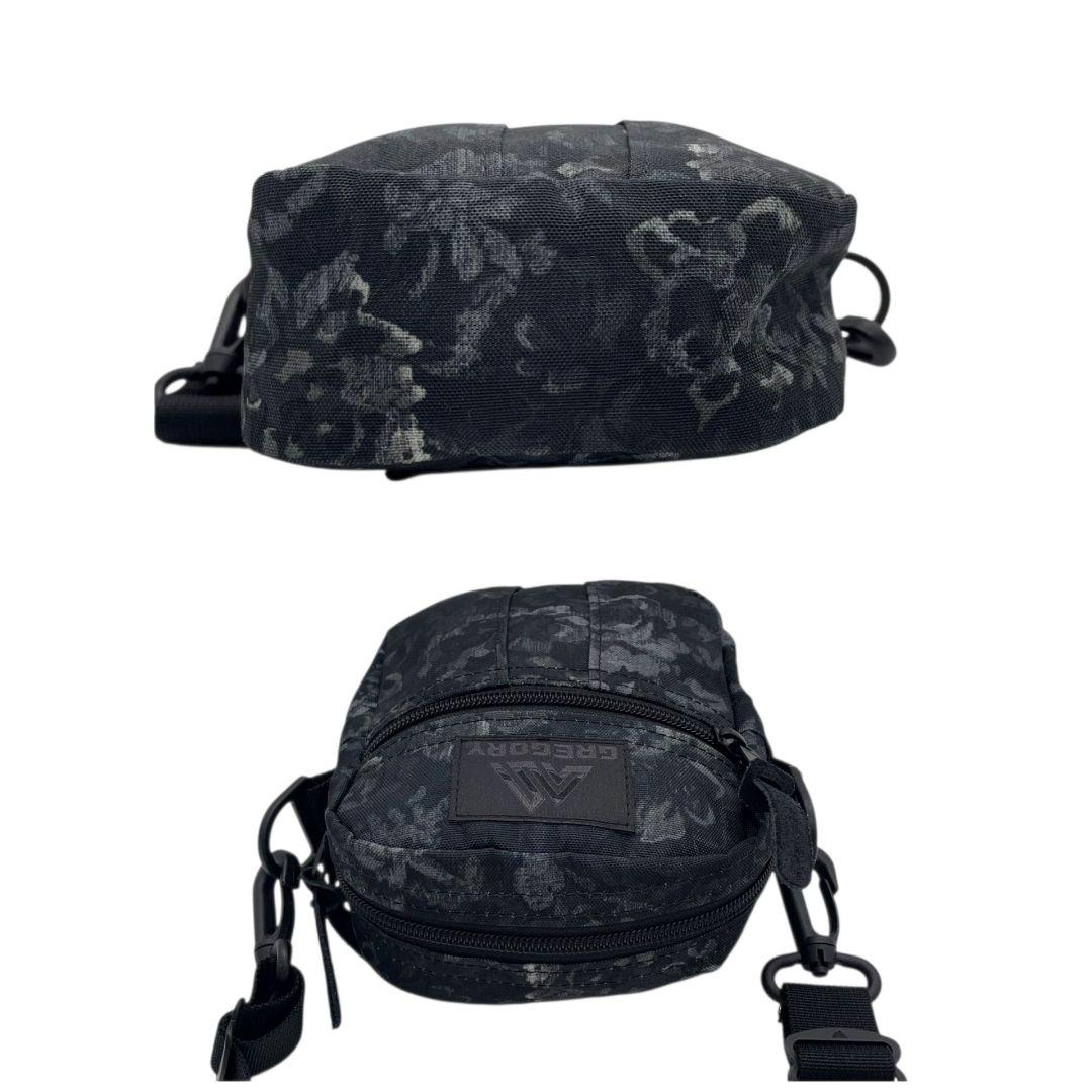 グレゴリー GREGORY ショルダーバッグ ポーチ ブラック 黒 総柄 ロゴタグ キャンバス 斜め掛け可 クロスボディ コンパクト 軽量 u5