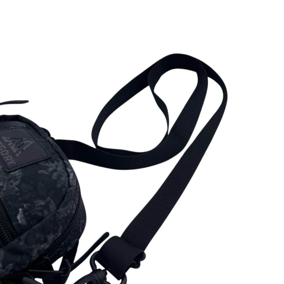 グレゴリー GREGORY ショルダーバッグ ポーチ ブラック 黒 総柄 ロゴタグ キャンバス 斜め掛け可 クロスボディ コンパクト 軽量 u5