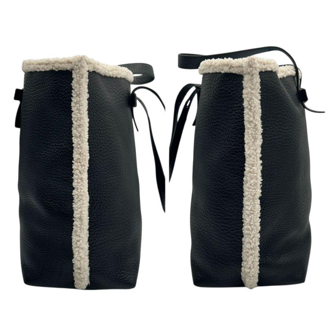 美品 フルラ トートバッグ 黒 ボア A4収納 レザー FURLA T6 本革 ハンドバッグ ブラック ロゴ ムートン 肩掛け可 ワンショルダー 自立可